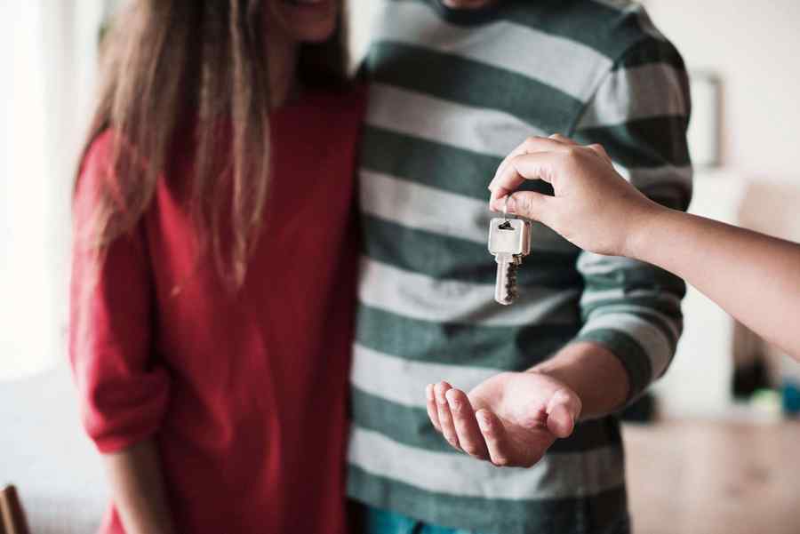 Para młodych ludzi otrzymuje klucze do nowego mieszkania